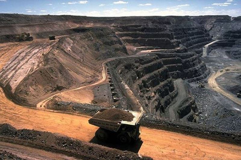 Iron ore futures close lower